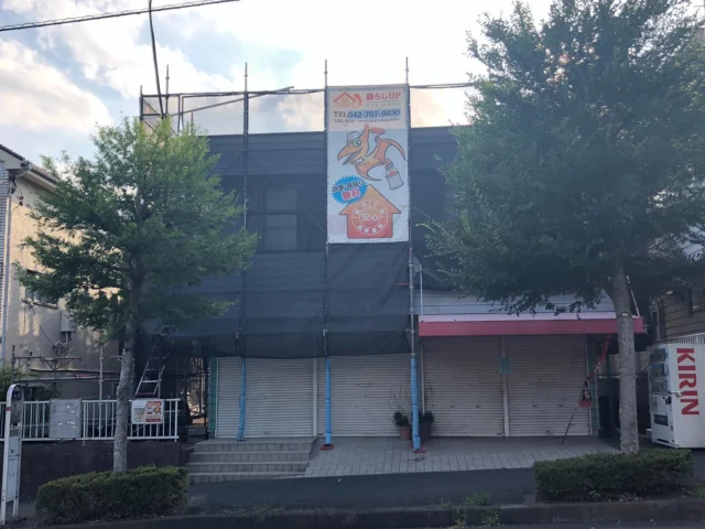 横浜市青葉区の現場

目の前がバス🚍邸なので目立ちます
クラシノドンも横浜が似合うよう頑張ります💪
先日はホームページからのご依頼もありました
感謝、感謝です‼️

#暮らしUP
#自社足場 
#無料診断 #見積無料
#ドローン点検 #ドローン 
#1級塗装技能士 #第2種電気工事士 
#外壁診断士 #愛犬家コーディネーター 
#相模原市 
#相模原市中央区 
#相模原市南区 
#相模原市緑区 
#横浜市 
#町田市 
#座間市 
#厚木市 
#リフォーム #水回り #内装工事 #エクステリア 
#屋根塗装 #外壁塗装 
#屋根葺き替え #屋根カバー工法 
#外壁張り替え 
#不動産案件 #不動産案件募集